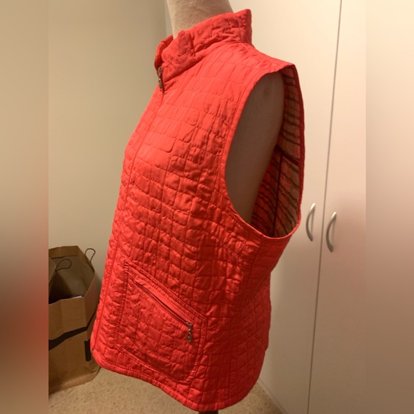 Lightweight Quilted Vest - Picture 4 of 9
